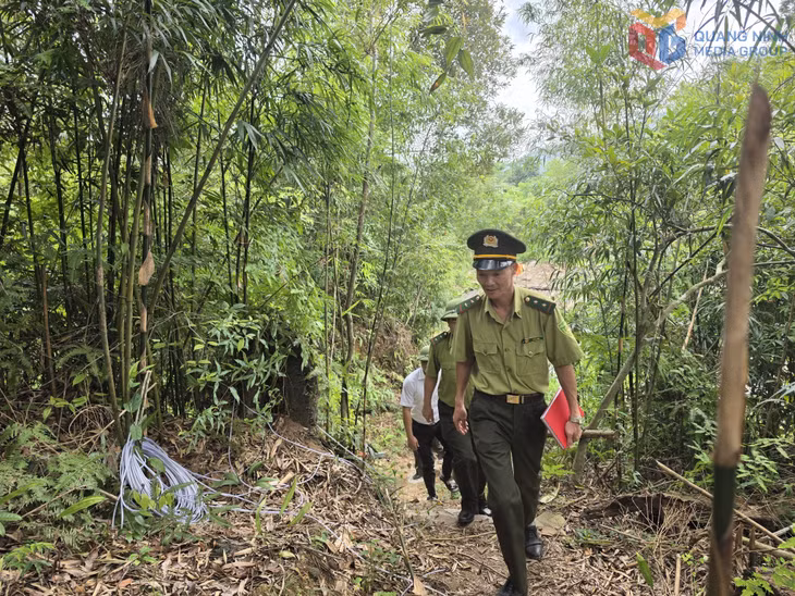 Lực lượng kiểm lâm phối hợp tuần tra rừng cộng đồng tại thôn Khe Phương, xã Kỳ Thượng.
