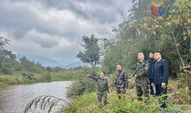 Hải quan khu vực VIII thực hiện tuần tra, kiểm soát biên giới. Ảnh: Hoàng Nga