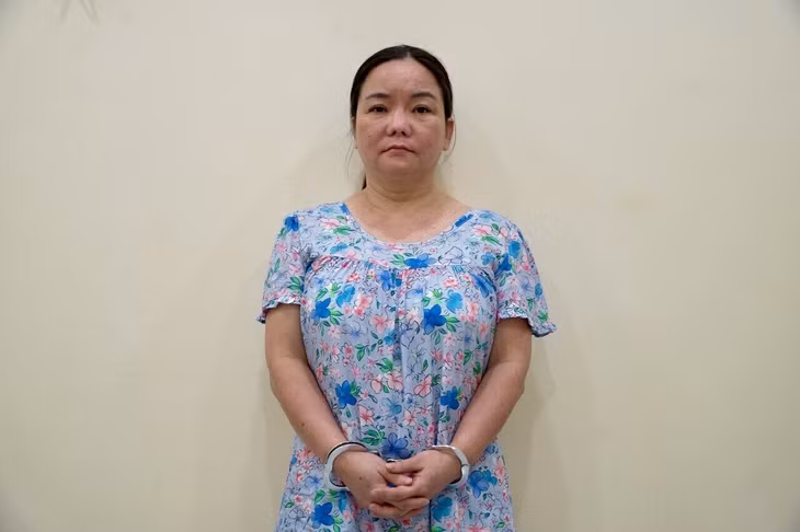 Đối tượng cầm đầu Lâm Bích Dung tại cơ quan điều tra - Ảnh: Công an