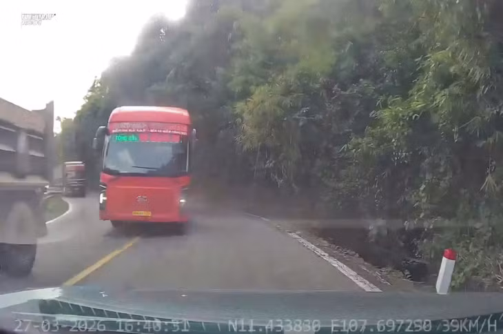 Hình ảnh vi phạm của xe khách do camera hành trình xe đi ngược chiều ghi lại