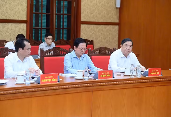 Các đồng chí lãnh đạo và các đại biểu tham dự cuộc làm việc. (Ảnh: ĐĂNG KHOA)