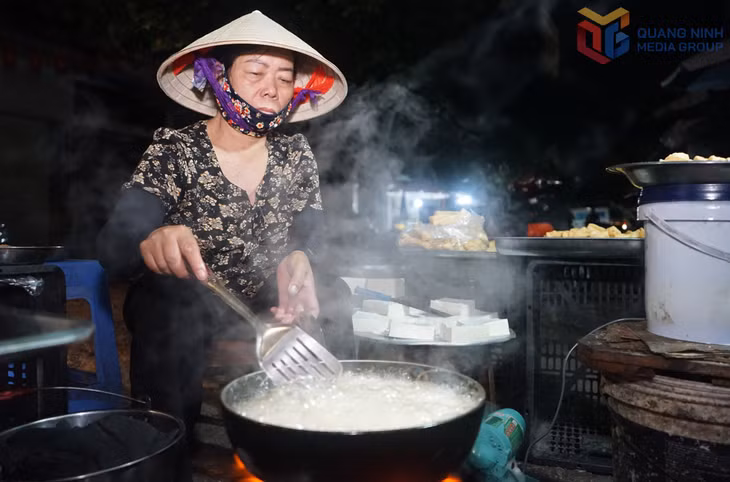 Gắn bó hơn 10 năm với chợ Hạ Long 2, bà Ngô Thị Yến (tổ 10, khu 7, phường Cao Xanh) cho biết, ngày nào bà cũng thức dậy từ 2 giờ sáng để chuẩn bị hàng hóa phục vụ khách. 