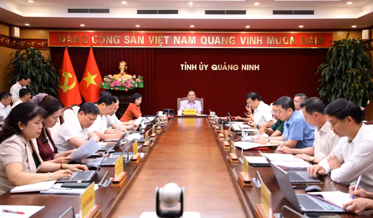 Đồng chí Quản Minh Cường, Ủy viên Trung ương Đảng, Bí thư Tỉnh ủy, Trưởng Đoàn ĐBQH tỉnh, chủ trì và kết luận hội nghị.