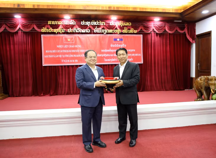 Đồng chí Bí thư Tỉnh ủy Luông Pha Băng tặng quà lưu niệm cho đồng chí Bí thư Tỉnh ủy Quảng Ninh.