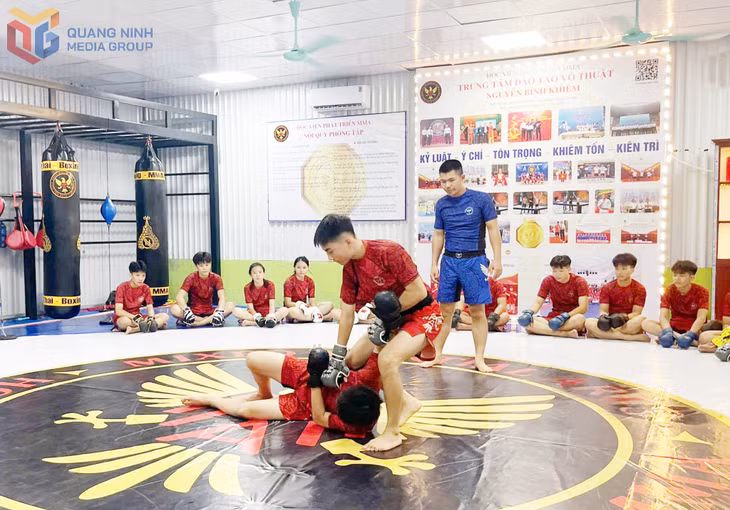 Các lớp MMA do Học viện Phát triển MMA (phường Việt Hưng) vừa giúp học viên rèn luyện sức khỏe, sự dẻo dai, vừa trang bị các kỹ năng tự vệ. Đây cũng là cơ hội nếu các em muốn học nâng cao.