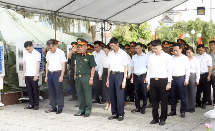 Trước khi tiến hành lấy mẫu, các đại biểu dâng hương, dâng hoa và dành phút mặc niệm tưởng nhớ tới các anh hùng liệt sĩ. 