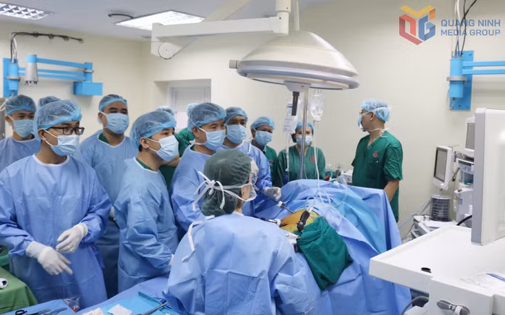 Các bác sĩ Bệnh viện Việt Nam-Thụy Điển thực hiện kỹ thuật mổ lấy, ghép thận. 