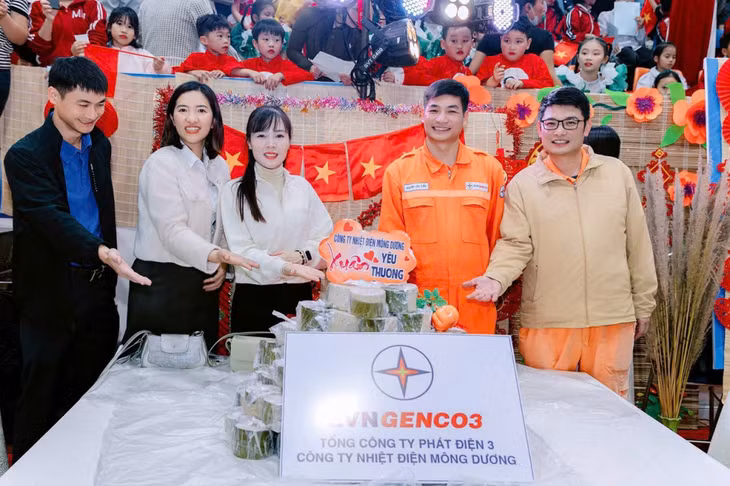 Công ty Nhiệt điện Mông Dương tặng quà cho các em học sinh có hoàn cảnh khó khăn thông qua gian hàng tại “Chợ tết 0 đồng”.
