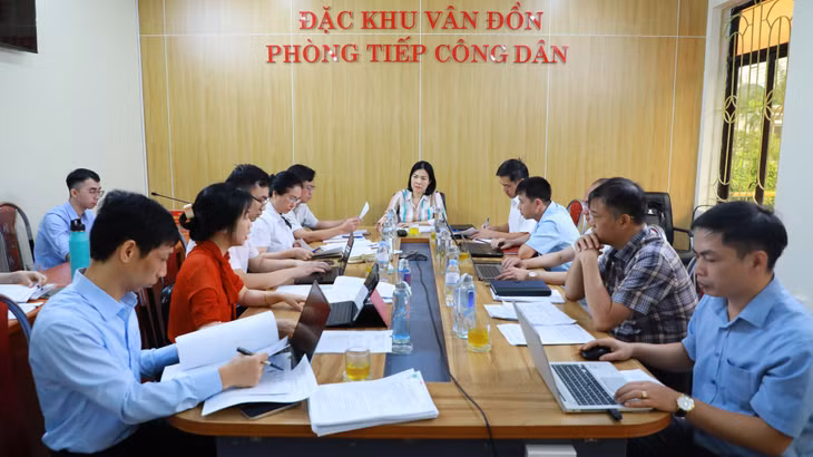 Tổ công tác hỗ trợ lưu động thực hiện thủ tục hành chính lĩnh vực đất đai hội ý trước khi làm việc; nghe các cơ quan, đơn vị chức năng của đặc khu Vân Đồn báo cáo và làm rõ từng trường hợp hồ sơ.