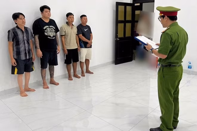 Các đối tượng trong đường dây cá độ bóng đá vừa bị cơ quan công an triệt phá, bắt giữ. Ảnh: Công an