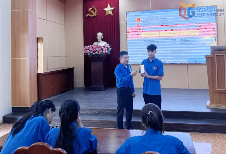 Đoàn phường Quảng Yên tổ chức lớp hướng dẫn tạo và gửi hồ sơ trên Cổng dịch vụ công quốc gia cho ĐVTN trên địa bàn phường.