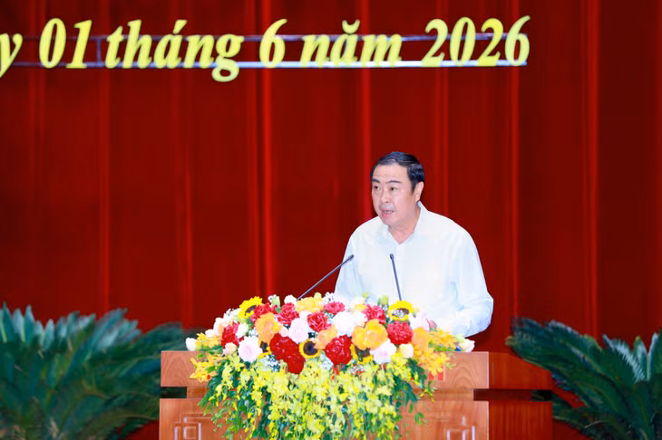 Giám đốc Sở Nông nghiệp và Môi trường trình bày tóm tắt các tờ trình, dự thảo Nghị quyết tại kỳ họp.