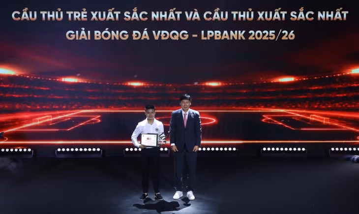 Quang Hải giành danh hiệu Cầu thủ xuất sắc nhất V.League 2025-2026. Ảnh: VPF