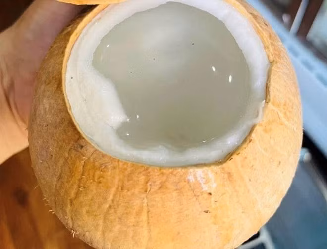 Nước chanh kết hợp nước dừa có nhiều công dụng hỗ trợ thải độc gan. Ảnh: Kiều Vũ.