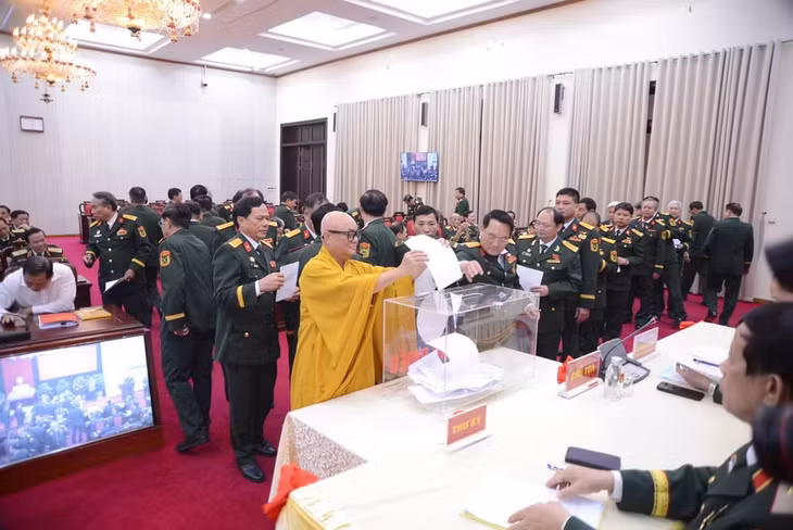 Các Ủy viên Ban Chấp hành Trung ương Hội khóa VIII tiến hành bỏ phiếu bầu Ban Thường vụ.