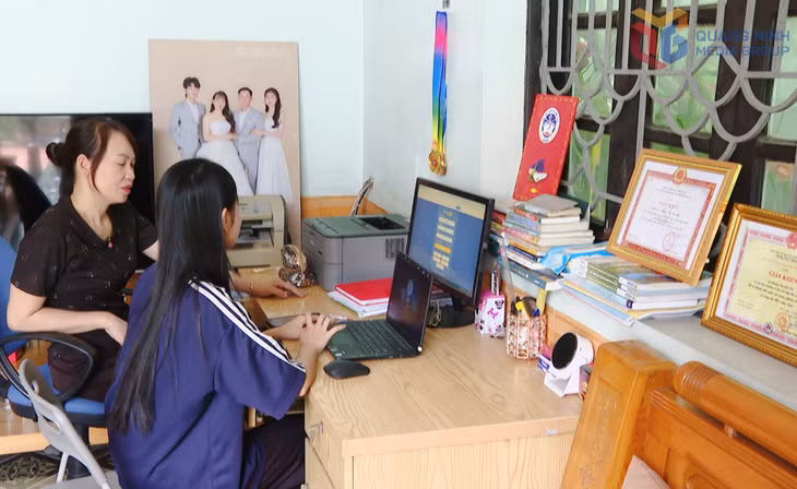 Chị Hoàng Thị Hải Yến (khu phố 5, phường Hà Tu) luôn quan tâm, đồng hành cùng con trong học tập và sinh hoạt hằng ngày.
