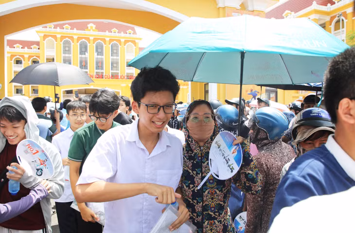 Kết thúc buổi thi, các sĩ tử hồ hởi bước ra khỏi phòng thi với tâm trạng phấn khởi, nhiều em nở nụ cười rạng rỡ khi được người thân chờ đón và động viên sau giờ làm bài.