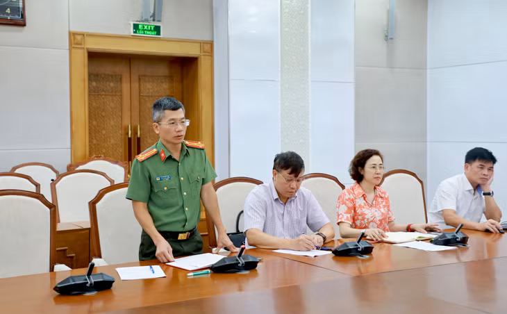 Đại diện lãnh đạo các sở, ngành, đơn vị báo cáo tại cuộc họp.