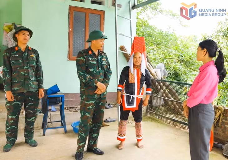 Cán bộ, chiến sĩ Đồn Biên phòng cửa khẩu Hoành Mô trò chuyện với đồng bào Dao Thanh Phán.
