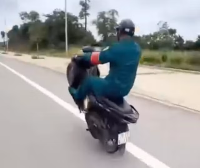 Nam tài xế lái xe bằng một bánh, bốc đầu trên đường - Ảnh: D.C.