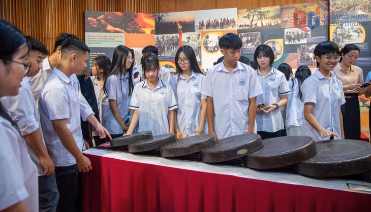 Học sinh tìm hiểu về cồng chiêng Tây Nguyên tại Triển lãm “Văn hóa cồng chiêng Tây Nguyên - Thanh âm từ đại ngàn”.