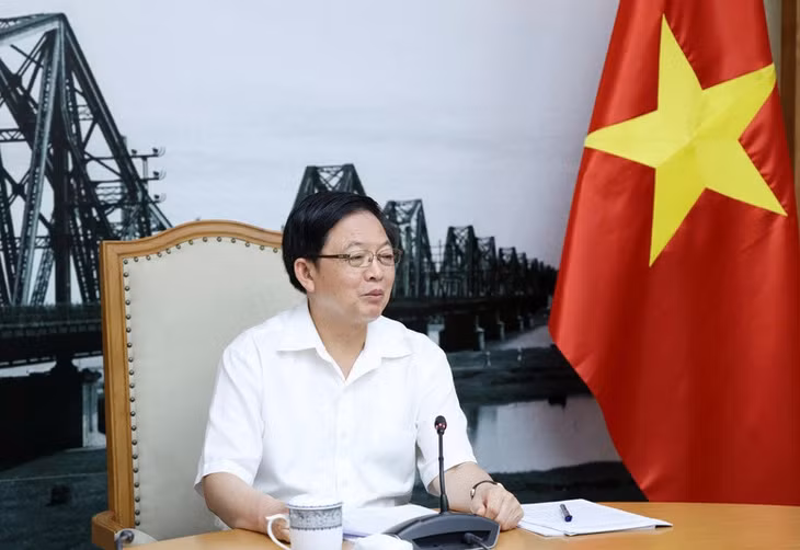 Phó Thủ tướng nhấn mạnh các chính sách được xây dựng phải xuất phát từ thực tiễn, tạo môi trường thuận lợi để doanh nghiệp đổi mới sáng tạo và phát triển sản phẩm công nghệ cao - Ảnh: VGP/Gia Huy