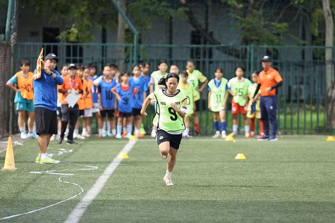 Các cầu thủ trẻ tham gia chương trình tuyển chọn tài năng bóng đá nữ do VFF và FIFA phối hợp tổ chức. Ảnh: VFF