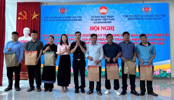 Hải quan cửa khẩu Hoành Mô biểu dương và tặng quà cho người có uy tín có đóng góp tích cực trong tuyên truyền, vận động nhân dân tham gia phòng, chống buôn lậu. Tháng 4/2026