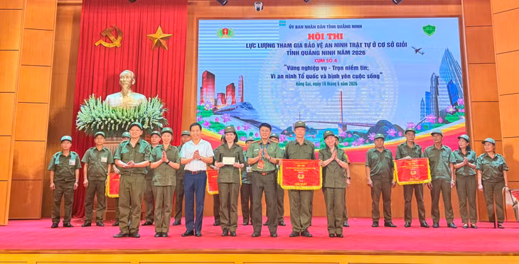 Ban Tổ chức trao giải nhất cho đội phường Hồng Gai.