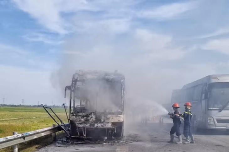 Lực lượng chức năng tỉnh Thanh Hóa nỗ lực dập tắt đám cháy xe khách trên cao tốc Bắc - Nam chiều 28-6 - Ảnh: CTV