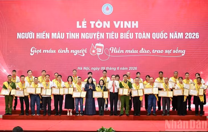 Chủ tịch Quốc hội Trần Thanh Mẫn và Bộ trưởng Y tế Đào Hồng Lan trao Chứng nhận vinh danh và Bằng khen, tôn vinh người hiến máu tình nguyện tiêu biểu toàn quốc năm 2026. (Ảnh: DUY LINH)