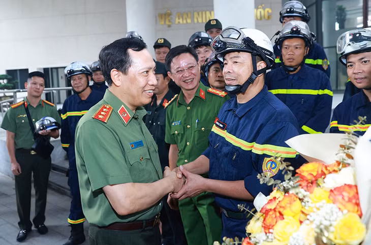 Thứ trưởng Lê Văn Tuyến chỉ đạo, dặn dò các cán bộ chiến sĩ sang Venezuela làm nhiệm vụ cứu nạn, cứu hộ. Ảnh: Bộ Công an