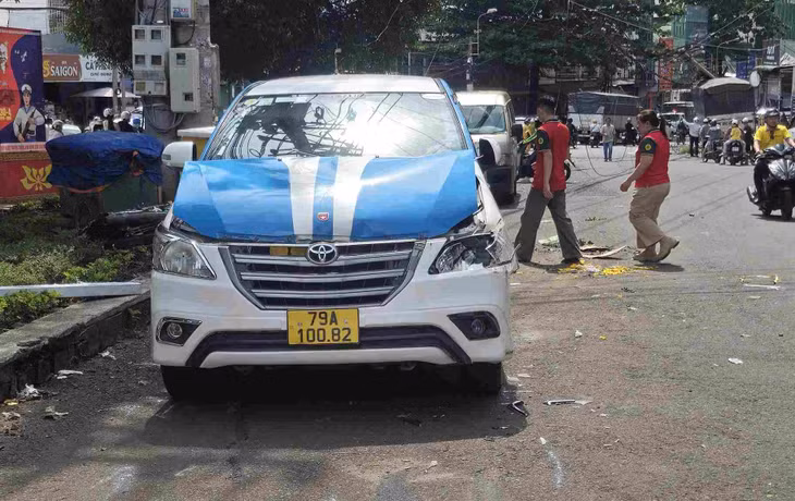 Trước khi tông gãy trụ điện, xe tải tự trôi va chạm với xe taxi đang đậu. Ảnh: Nguyễn Quân