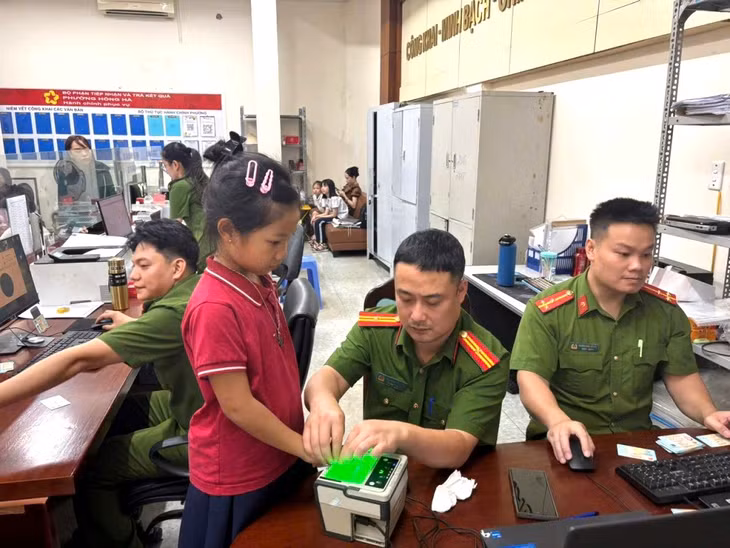Công an phường Hạ Long làm hồ sơ cấp căn cước, tài khoản định danh điện tử mức độ 2 cho công dân từ 6 đến dưới 14 tuổi.
