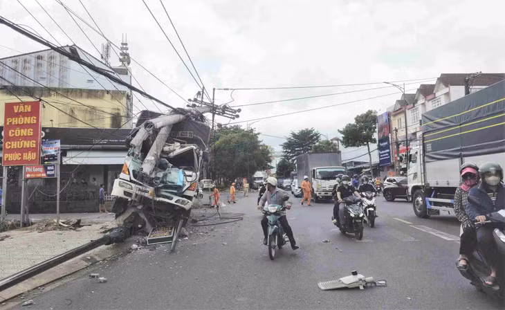 Hiện trường vụ tai nạn xe tải tự trôi tông gãy trụ điện trung thế. Ảnh: Nguyễn Quân