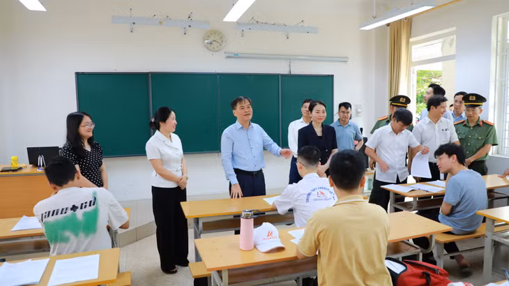 Đồng chí Chủ tịch UBND tỉnh trò chuyện, động viên các bạn học sinh Trường THPT Chuyên Hạ Long.
