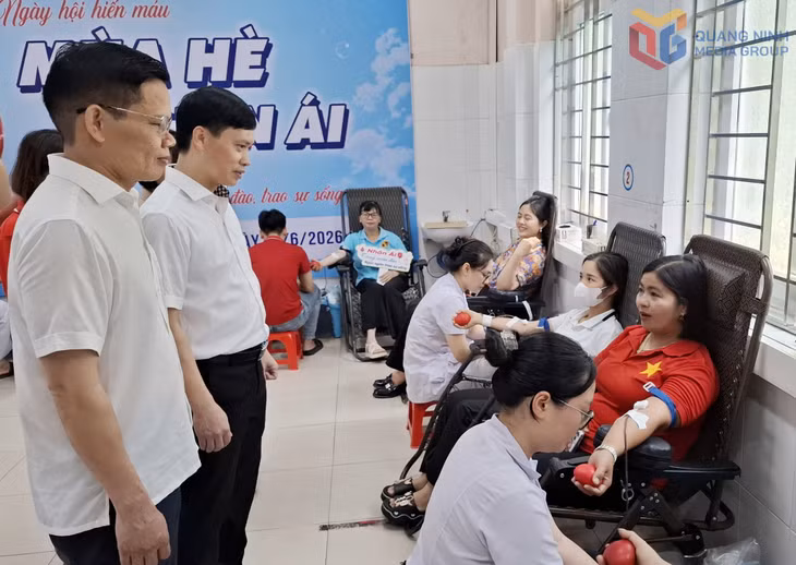 Lãnh đạo Hội Chữ thập đỏ tỉnh và phường Việt Hưng động viên các tình nguyện viên tham gia hiến máu tại Ngày hội hiến máu nhân đạo.