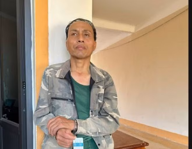 Công an xã Kim Bảng phối hợp bắt đối tượng Đậu Khắc Tùng về hành vi mua bán trái phép chất ma túy. Ảnh: Ngọc Anh