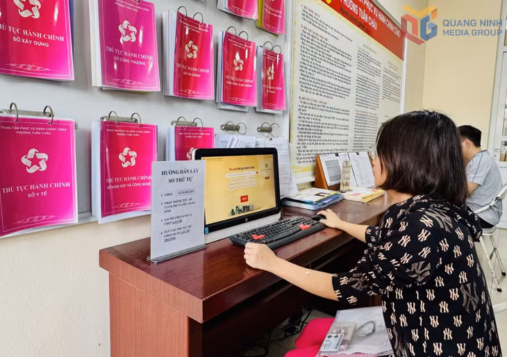 Phường Tuần Châu trang bị công nghệ thông tin phục vụ người dân đến đăng ký giải quyết TTHC. 