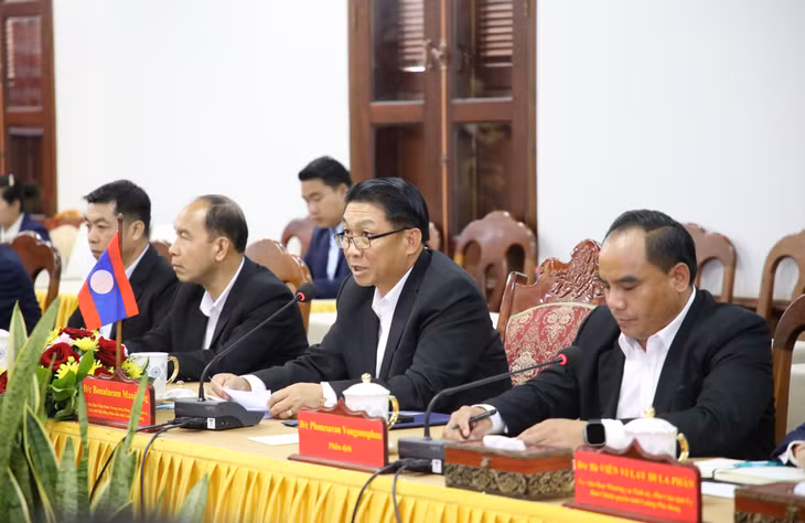 Đồng chí Bun-lươm Mạ-ni-vông, Ủy viên Trung ương Đảng, Bí thư Tỉnh ủy, Chủ tịch HĐND tỉnh, Trưởng Đoàn ĐBQH tỉnh Luông Pha Băng, phát biểu tại cuộc hội kiến.