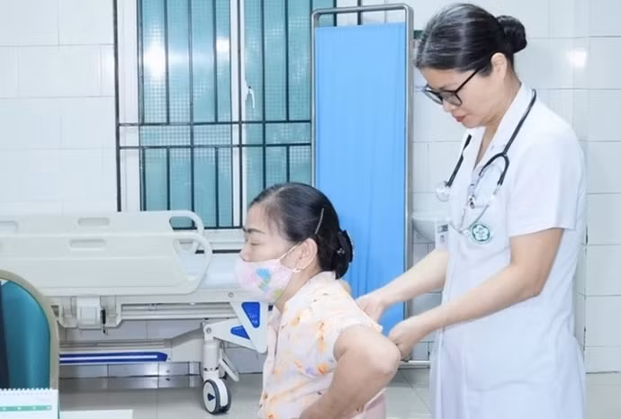 PGS.TS Phạm Cẩm Phương thăm khám cho người bệnh - Ảnh: BVCC