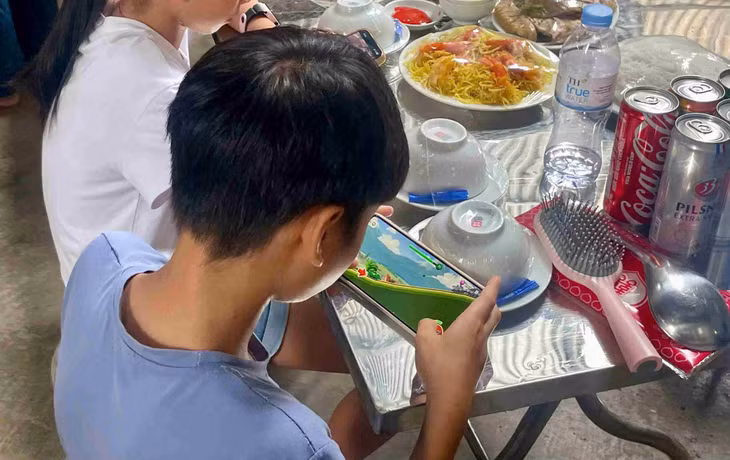 Dành quá nhiều thời gian cho điện thoại có thể tác động tiêu cực đến thị lực của trẻ nhỏ nếu không được kiểm soát hợp lý. Ảnh: Minh Vũ