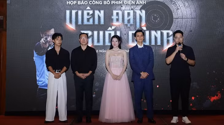 Đạo diễn Đinh Tuấn Vũ, các diễn viên Nhan Phúc Vinh, Thanh Hương, xạ thủ Hoàng Xuân Vinh và diễn viên Việt Hoàng tại lễ công bố dự án.