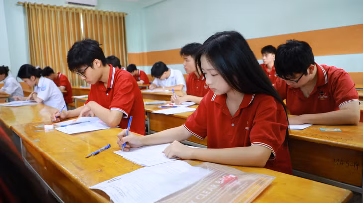 Các thí sinh tập trung điền thông tin vào giấy thi, giấy nháp, sẵn sàng làm bài thi môn ngữ văn.