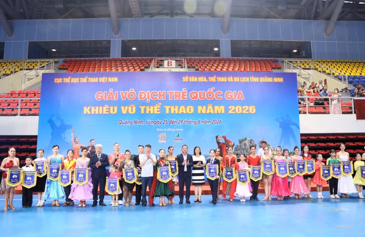 Ban tổ chức tặng cờ lưu niệm cho các đoàn tham gia giải.