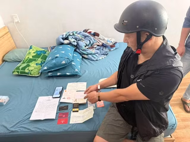 Nghi phạm bị bắt giữ - Ảnh: H.B.