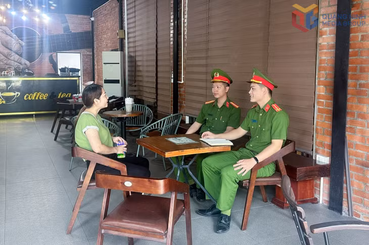 Công an phường Hoàng Quế trực tiếp làm việc, tuyên truyền pháp luật tại cơ sở kinh doanh dịch vụ.