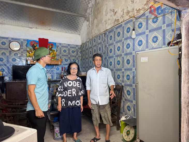 Căn nhà xuống cấp của gia đình ông Trần Viết Minh, khu phố 3, phường Quảng Yên nhiều năm nay chưa thể sửa chữa do vướng quy hoạch dự án nút giao đường Lê Hoàn - Dã Tượng.