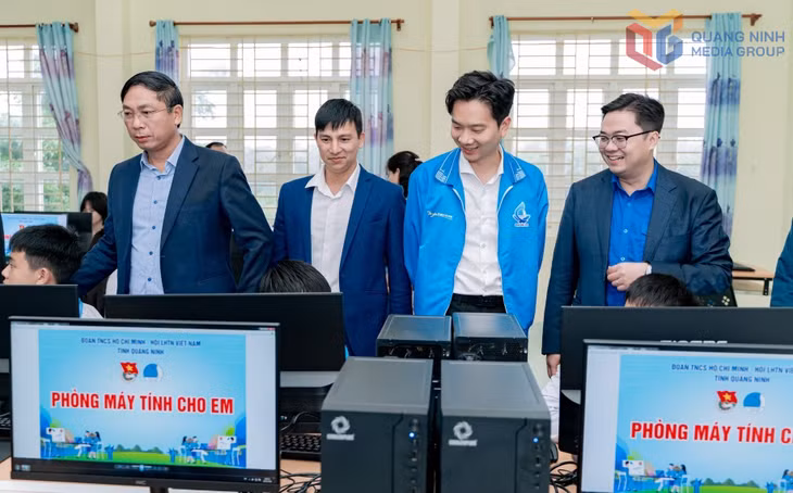 Tỉnh Đoàn trao tặng công trình "Phòng học máy tính cho em" cho Trường THCS&amp;THPT Đường Hoa Cương (xã Đường Hoa).