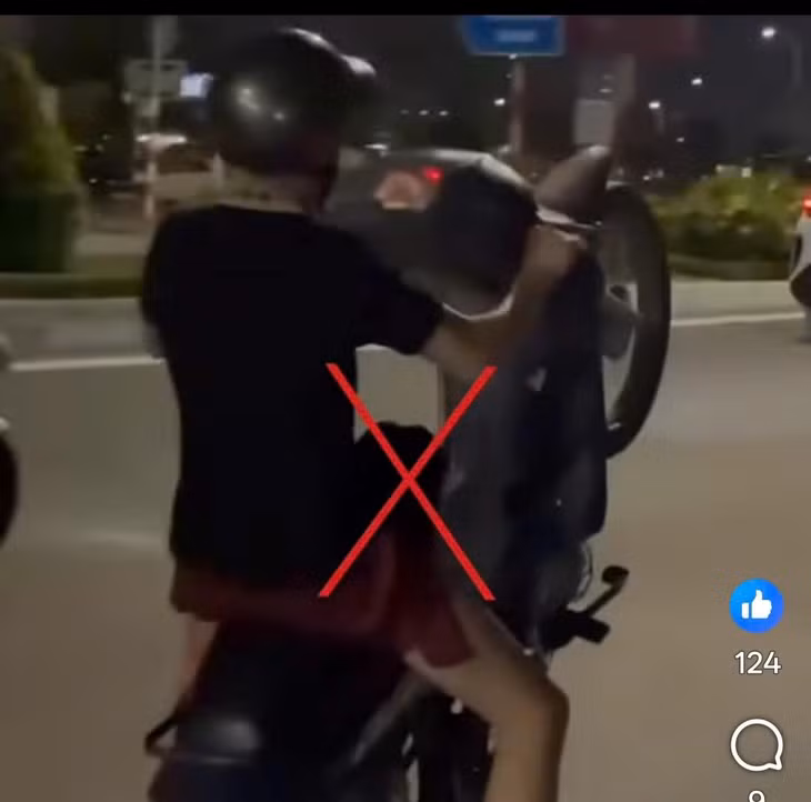 Hình ảnh nam thanh niên bốc đầu xe được ghi lại